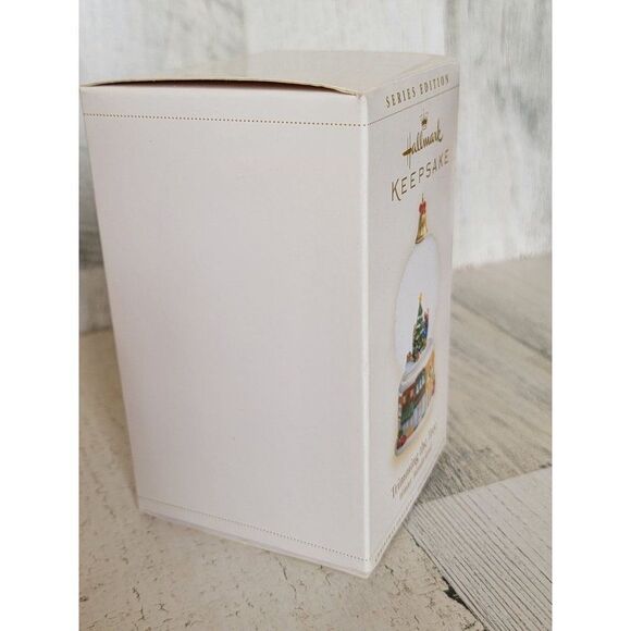 Hallmark trimming the tree Winter Wonderland 2006 ornament Xmas snow globe - Picture 3 of 6